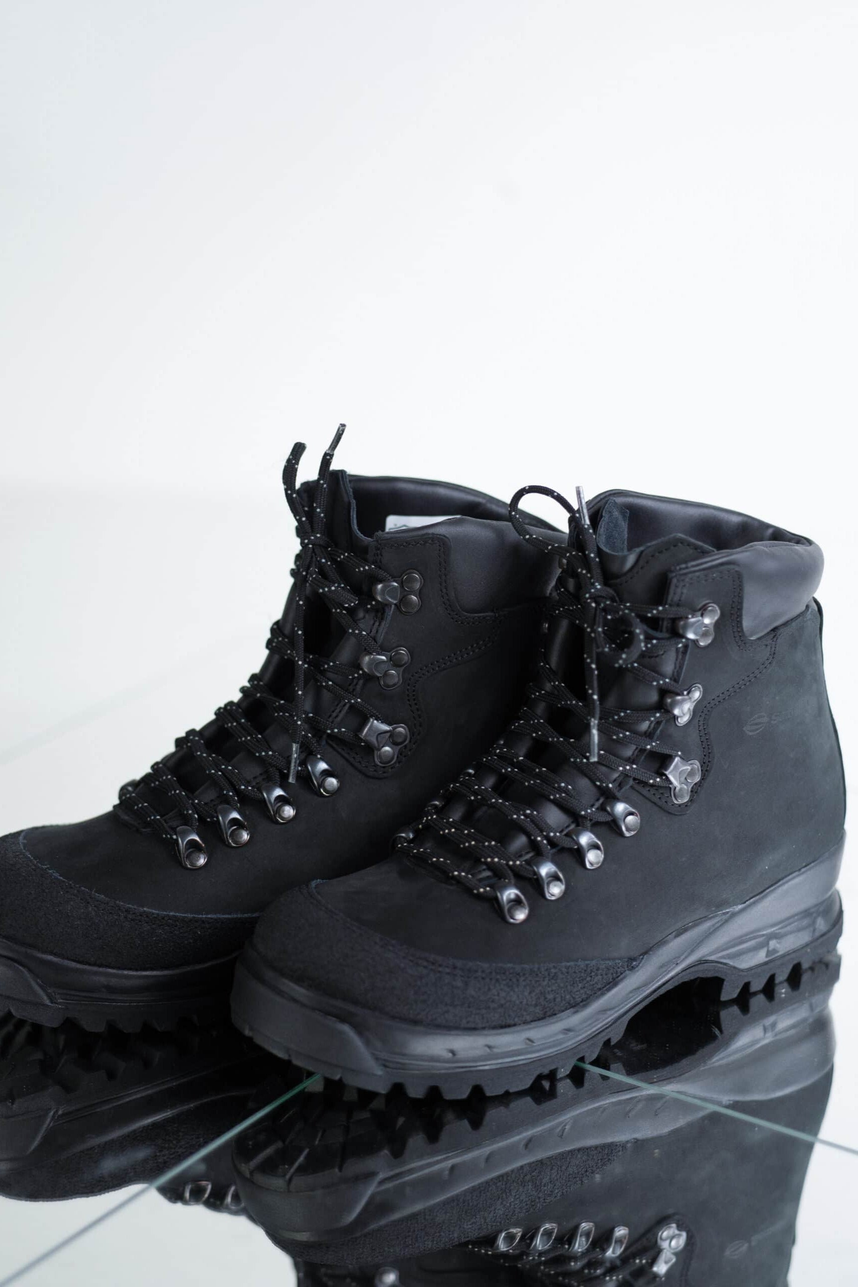 553P Black Hiking Boots
