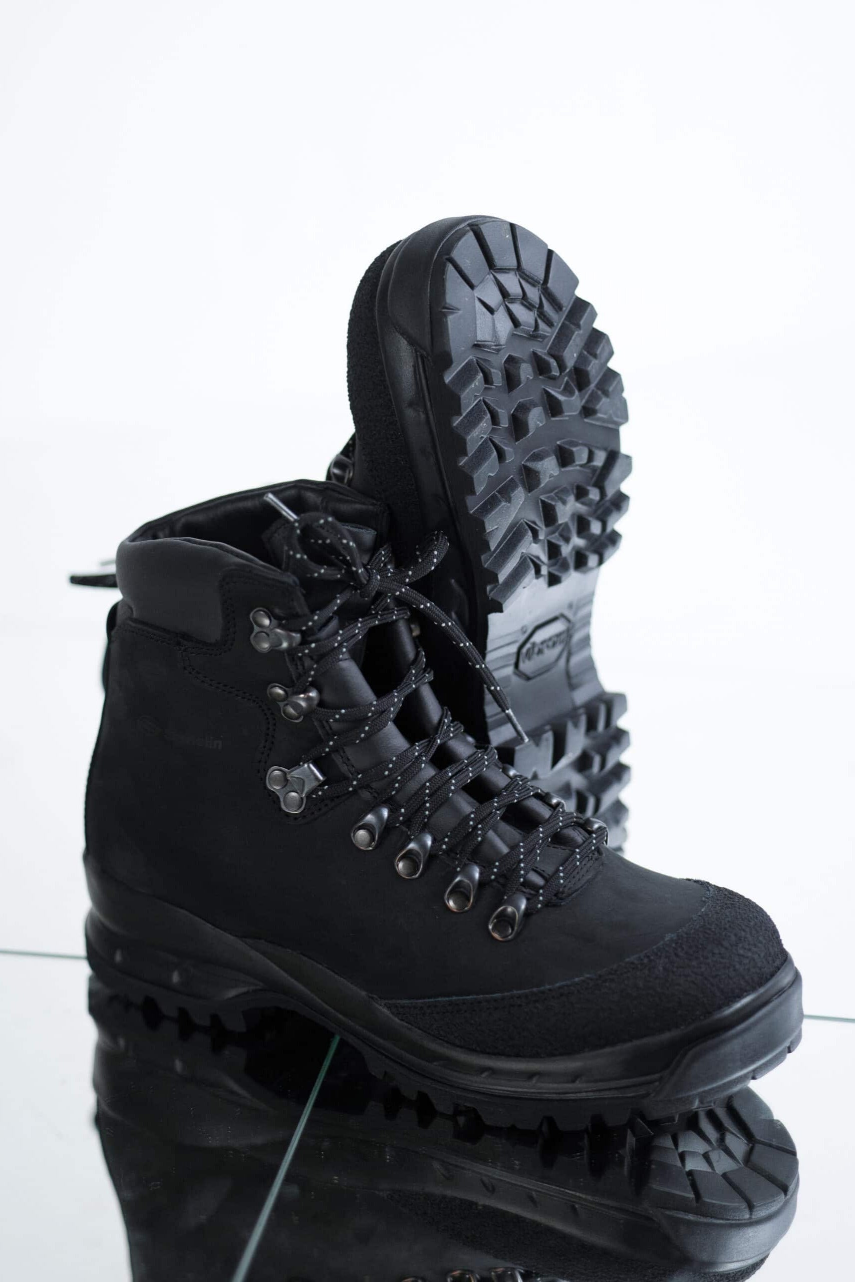 553P Black Hiking Boots