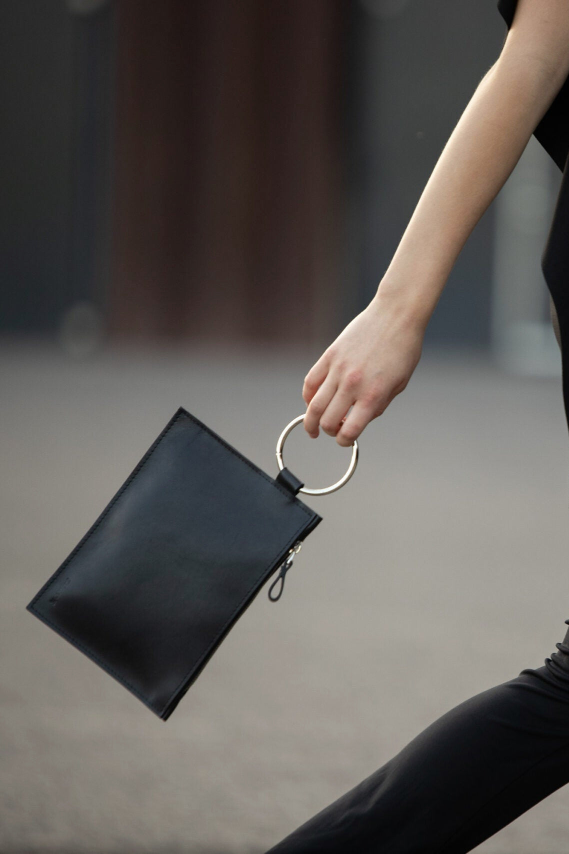 Clutch Nina With a Ring Handle