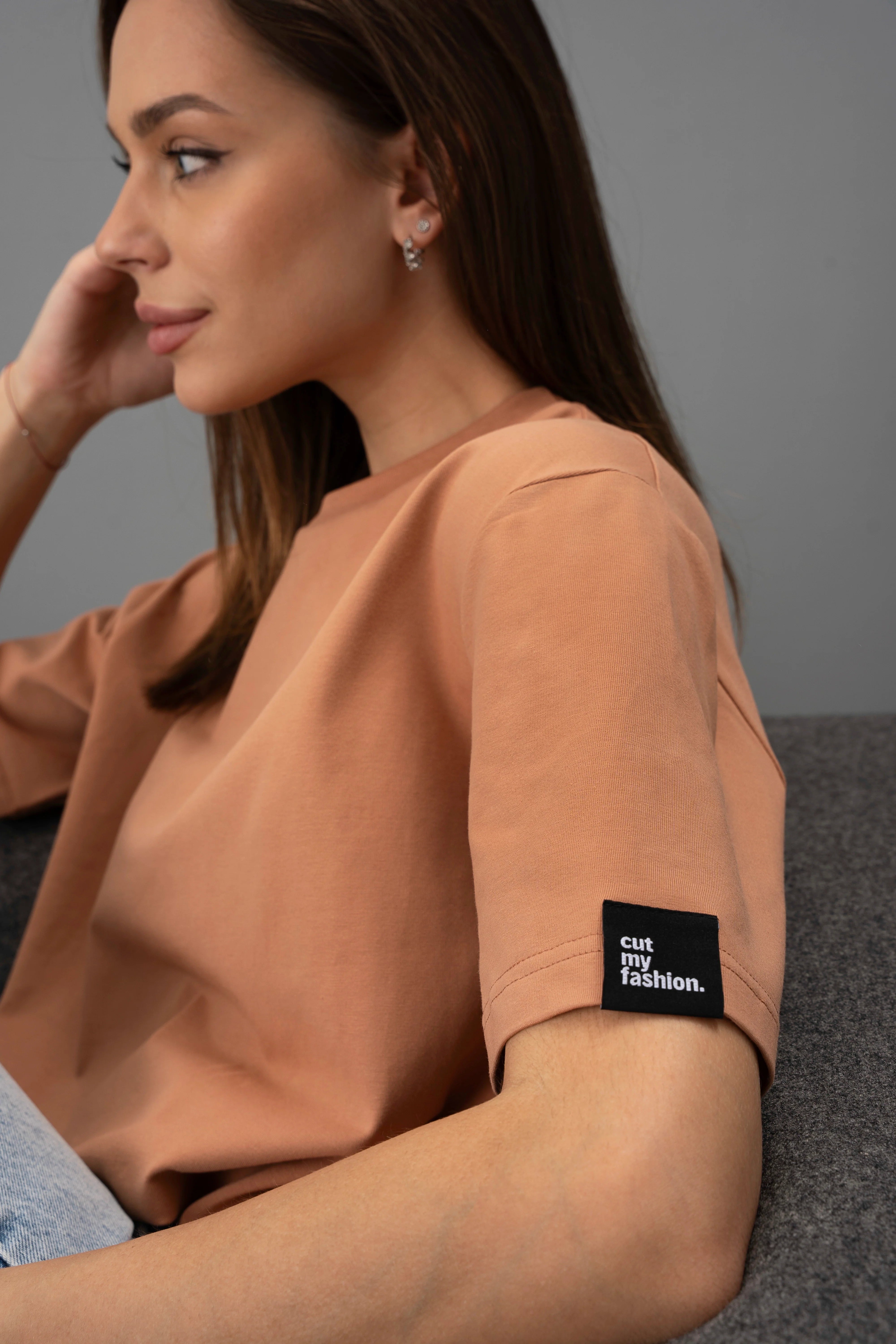 Mocha-mousse spalvos oversized marškinėliai CMF562