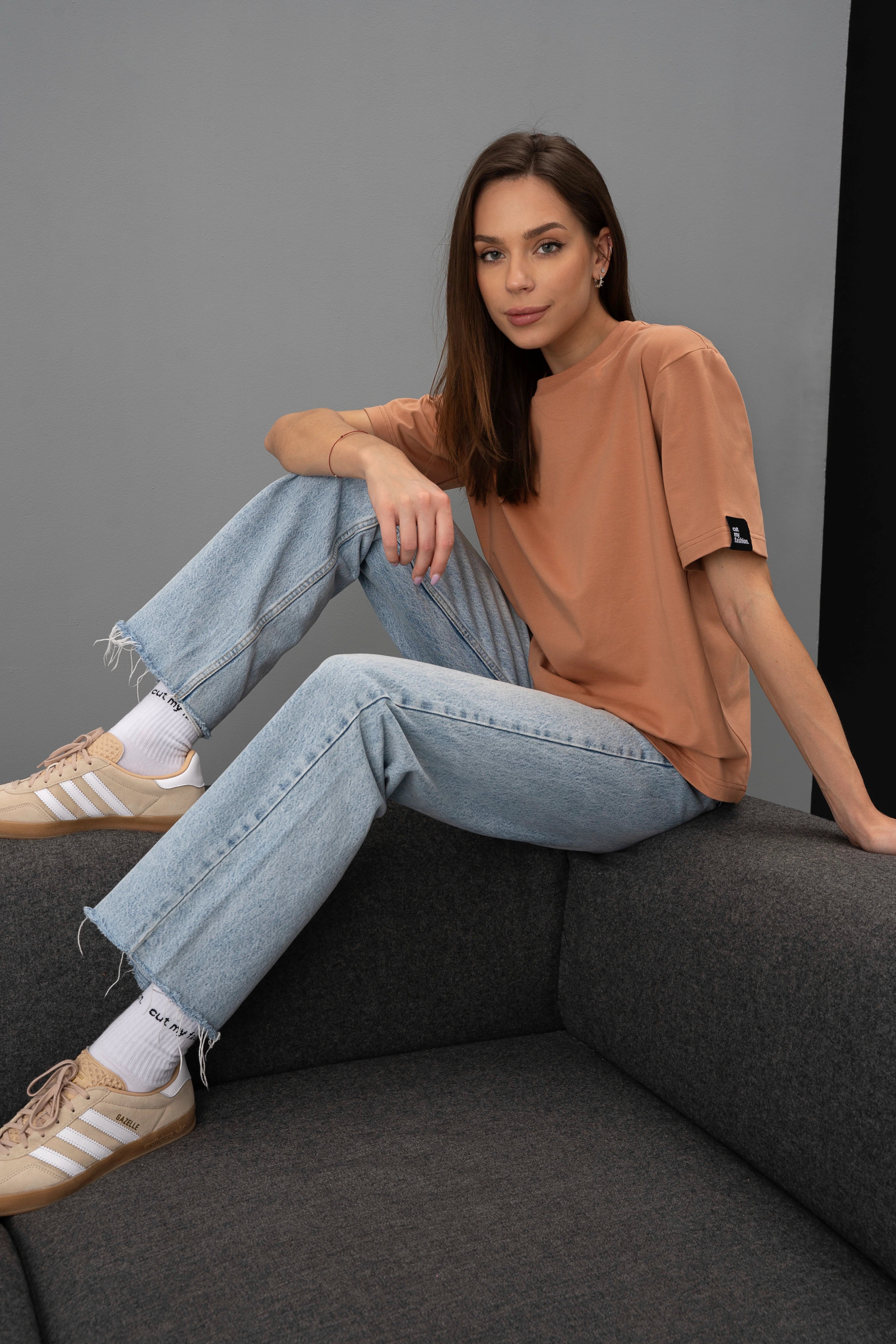 Mocha-mousse spalvos oversized marškinėliai CMF562