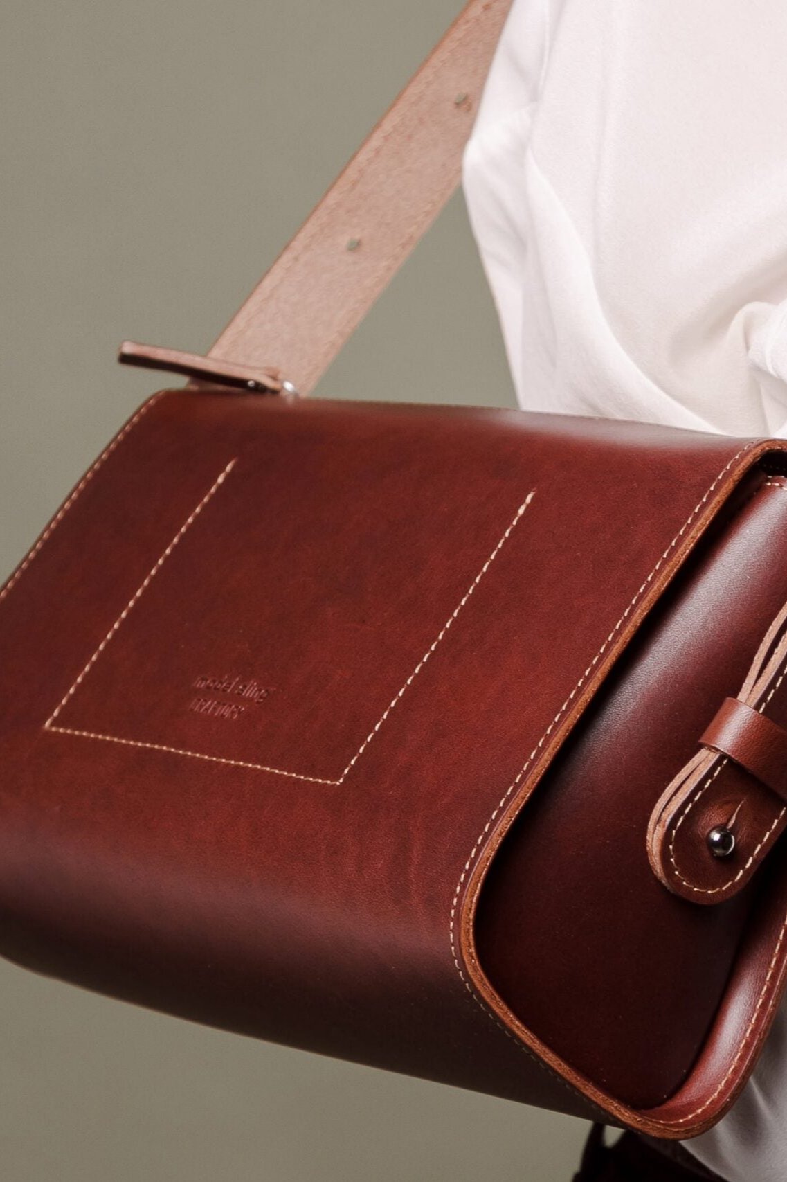 Rankinė | Model Sling
