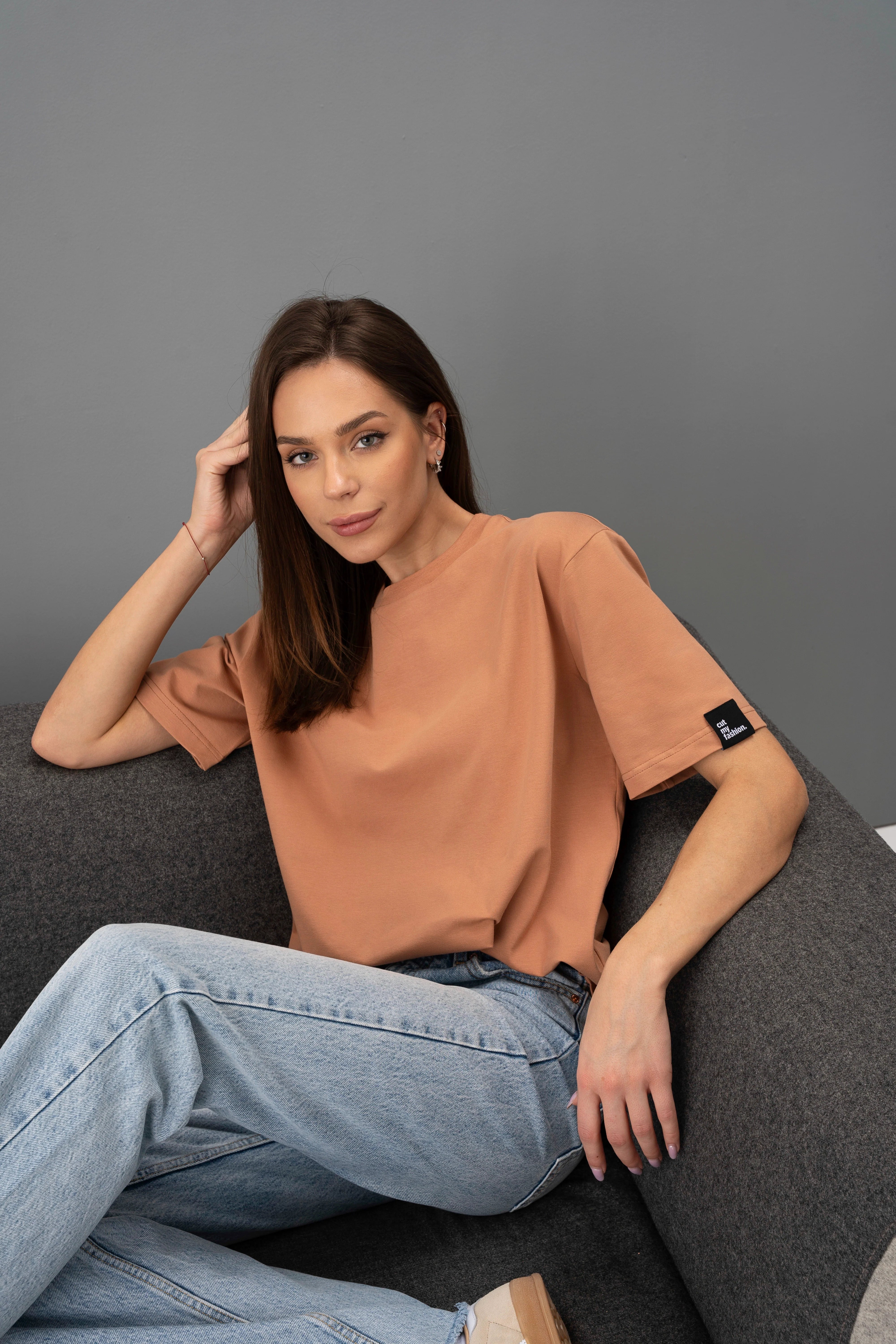 Mocha-mousse spalvos oversized marškinėliai CMF562