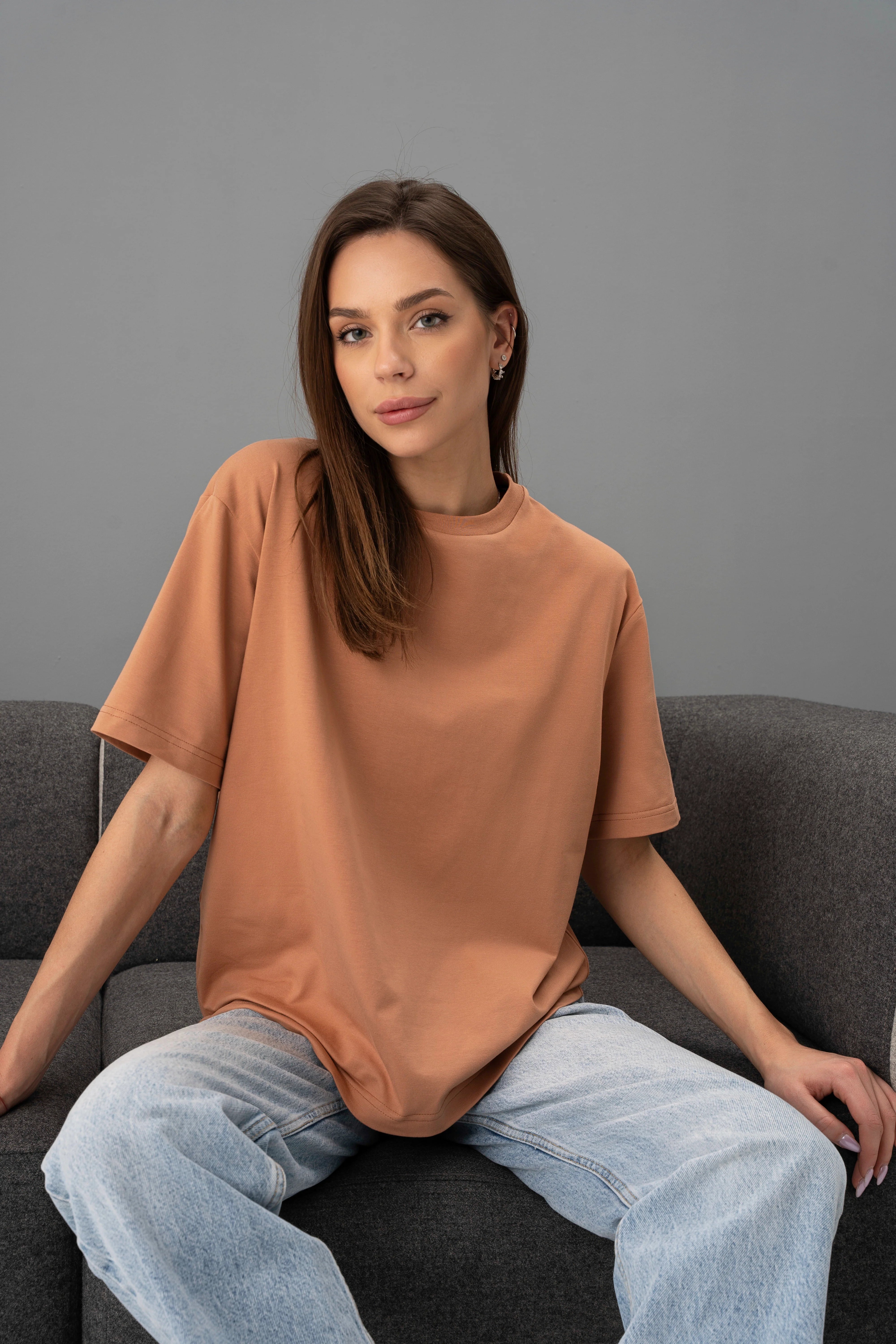 Mocha-mousse spalvos oversized marškinėliai CMF562